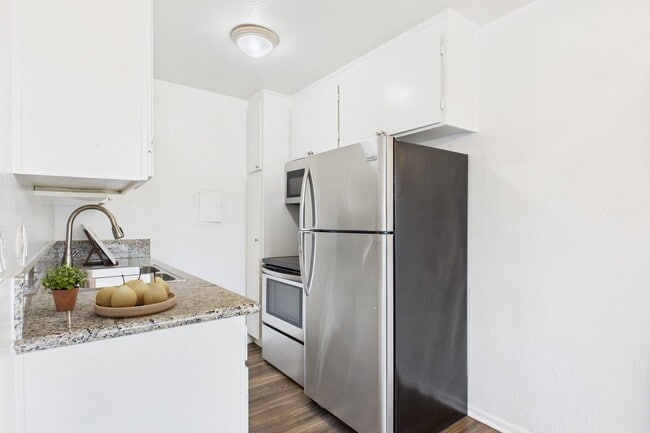 Building Photo - Gilmore Apartments Van Nuys