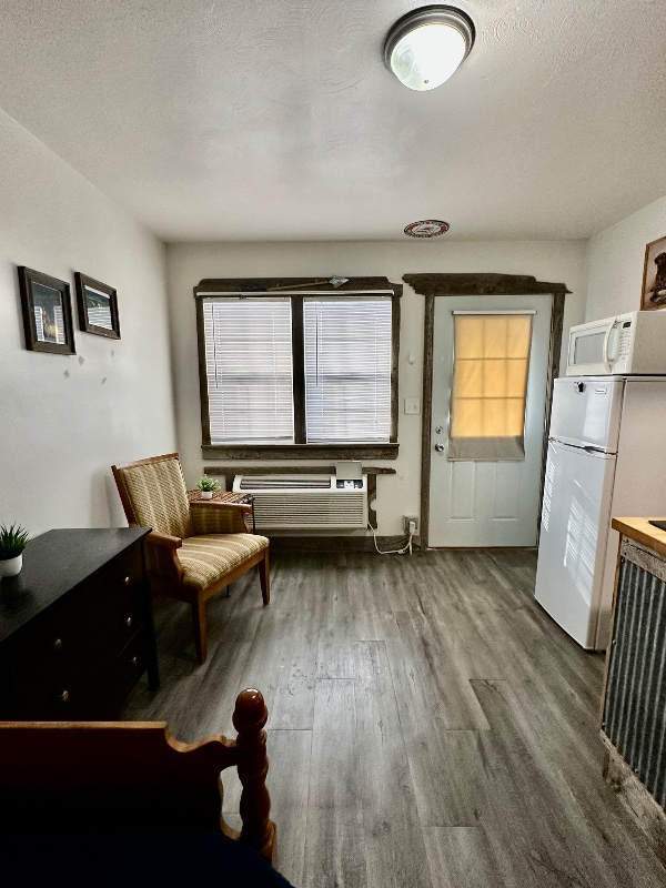 Photo - 210 E North St