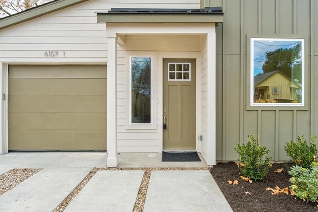 6107 Richardson Ln