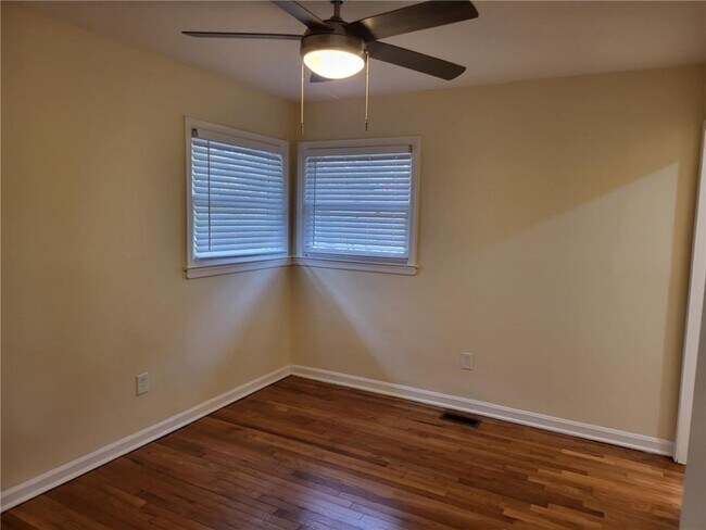 Photo - 887 Bridgewater St SW