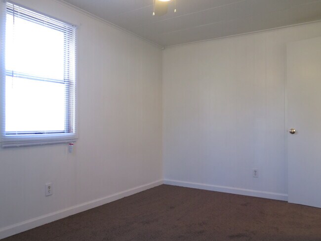 Photo - 2553-2555 Lloyd Rd Unit 2555