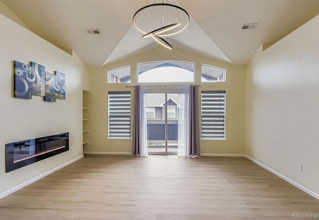 Sala de estar - 14211 East 1st Drive Unidad 307