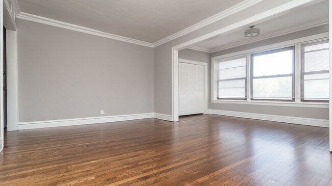 Photo - 1057 W Foster Ave Unit 1