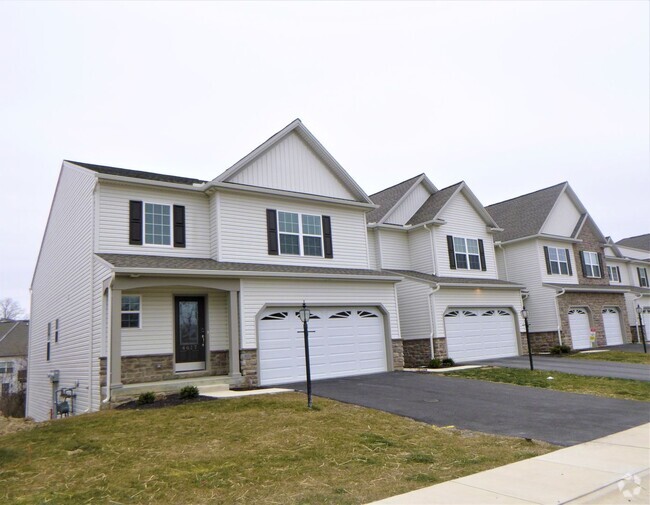 Building Photo - Luxury Corner Townhome with First Floor Ma...