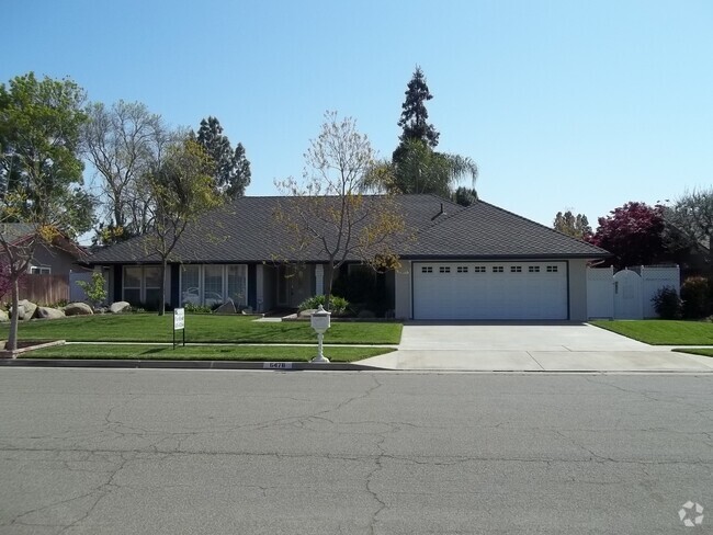 Building Photo - Executive style home in NW Fresno, In-grou...