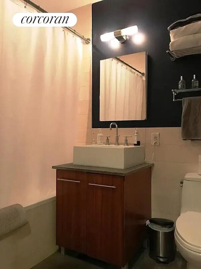 Photo - 517 W 46th St