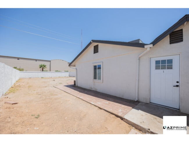 Building Photo - Stylish 2/1 Phoenix Apartment Unit!