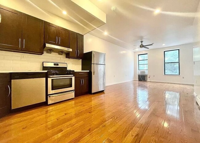 152 E 79th St