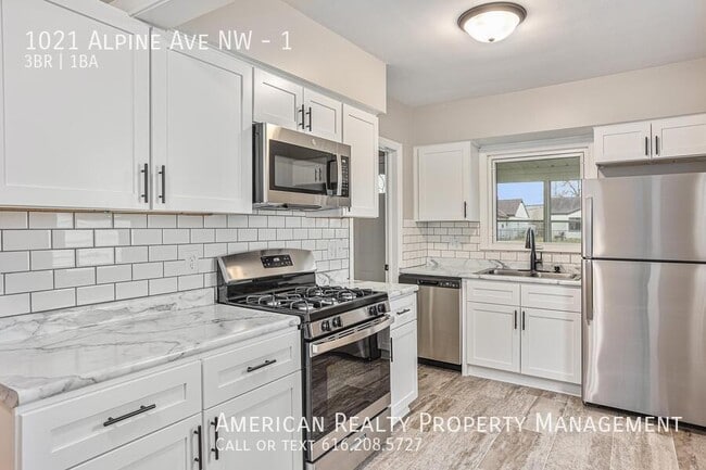 Building Photo - 1021 Alpine Ave NW Unit 1