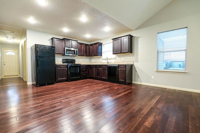 Beautiful & Charming 4 Bed / 2 Bath Home –... - Beautiful & Charming 4 Bed / 2 Bath Home –...