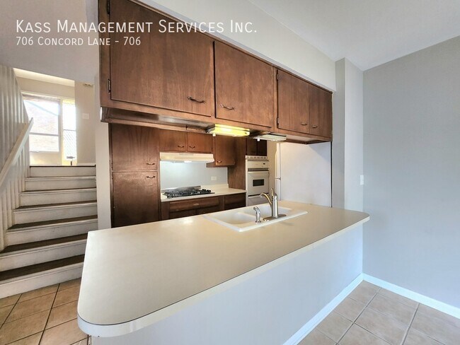 Building Photo - 706 Concord Ln Unit 706