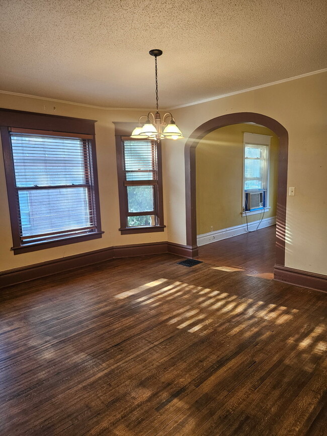 Photo - 809 W 4th St