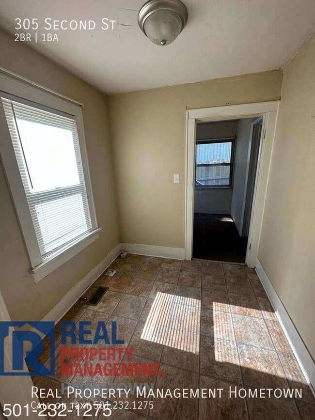 Photo - 305 Second St-