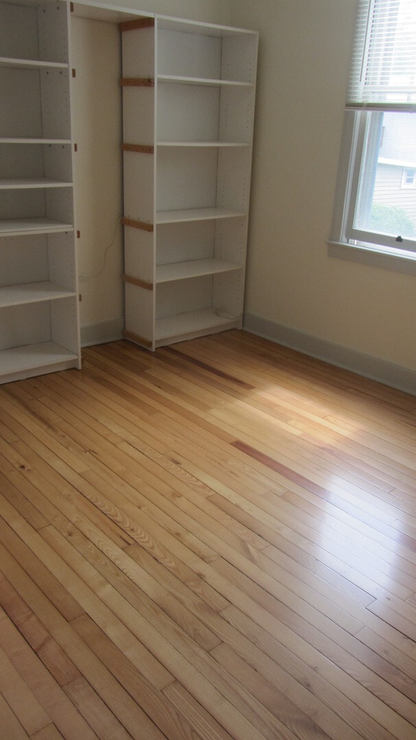 Photo - Professionals Only - 3 bedrooms 1 bath house