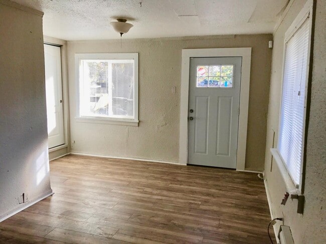 Photo - 1444 Valentia St