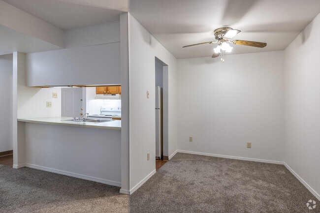 2BR, 2BA - 896SF - Dining Room