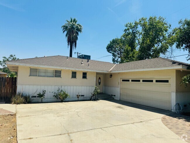 Building Photo - Charming property in Bakersfield – Minutes... Rental