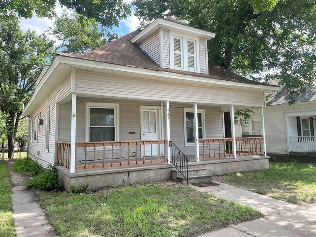 Building Photo - Spacious 3 bedroom home