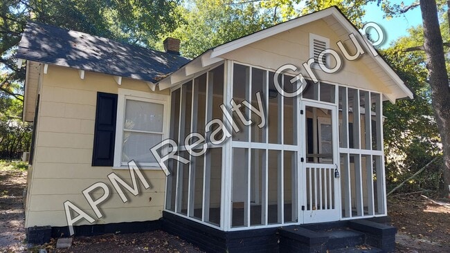 Building Photo - Updated two bedroom house