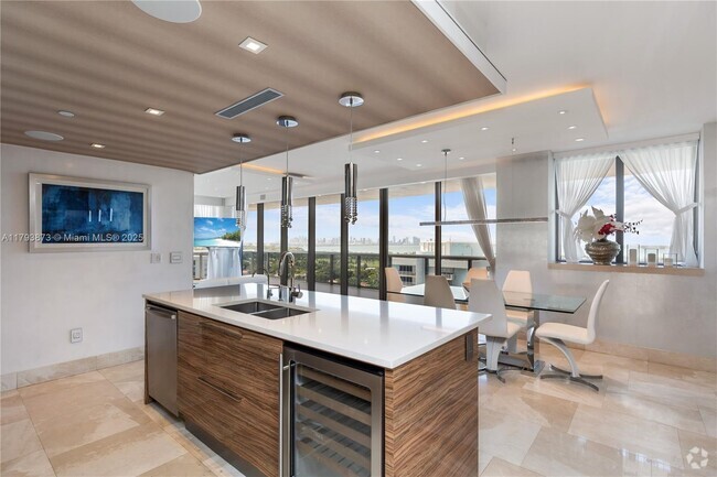Building Photo - 5875 Collins Ave Unit 1908 Rental
