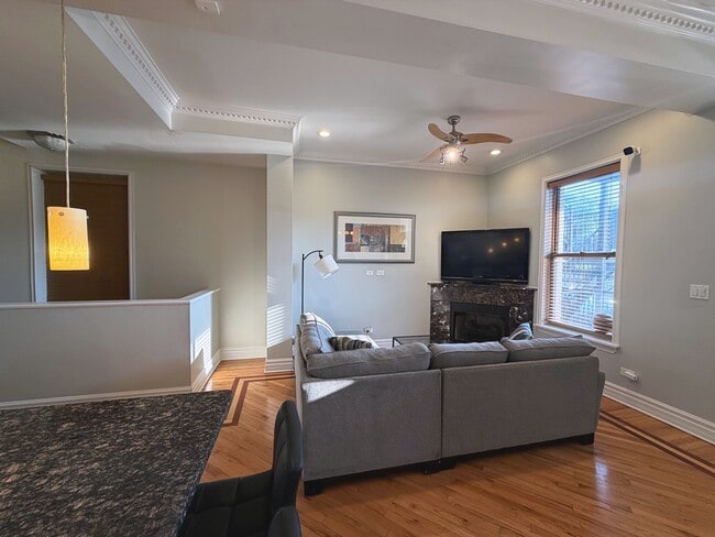 Photo - 4852 S Prairie Ave Unidad 1B