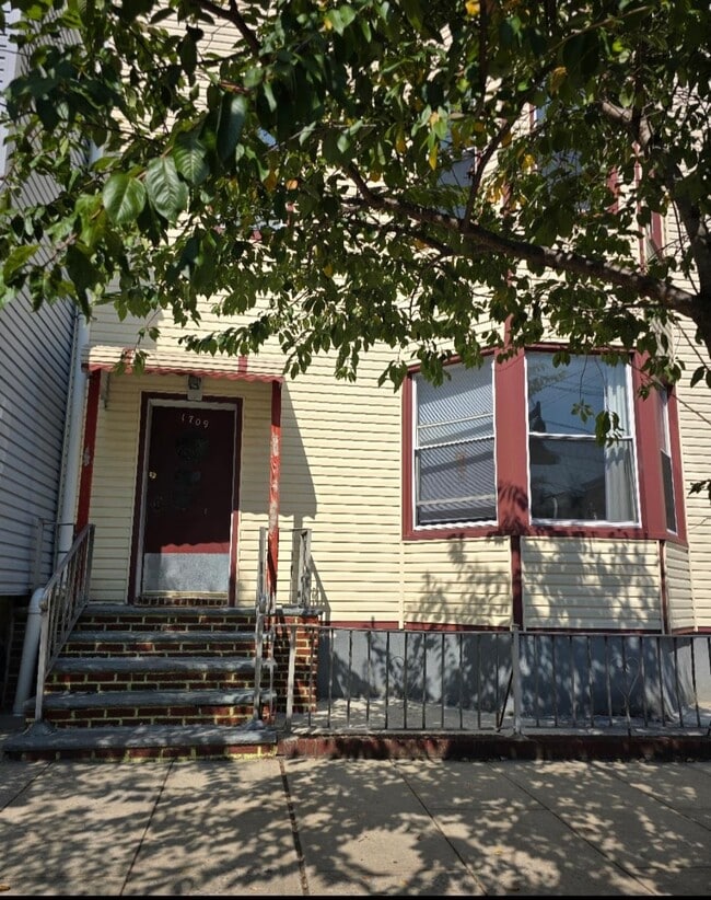 Building Photo - 1709 Kerrigan Ave Unit 2