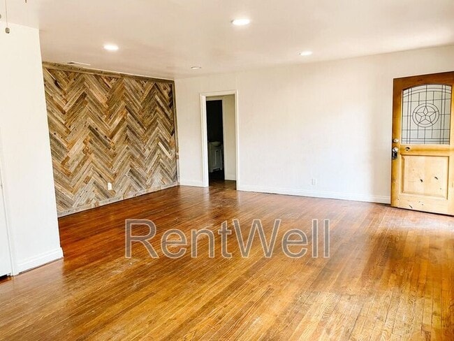 Photo - 2426 31st St