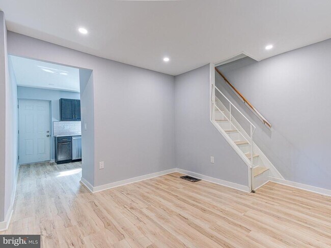 Photo - 704 Miller St