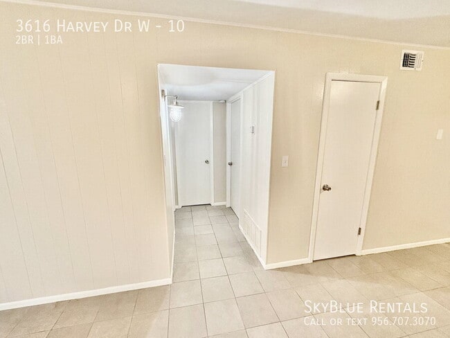 Building Photo - 3616 Harvey Dr W Unit 10