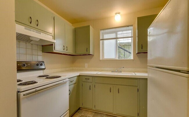 AVAILABLE NOW! 2 Bedroom Apartment Magnolia w/ Fireplace & Parking!