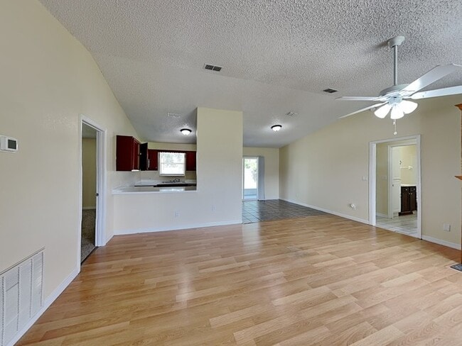 Photo - 137 Rebecca Dr NE