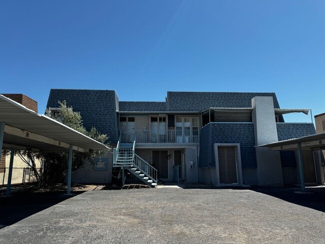 Building Photo - 3 BEDROOM 2 BATH, FIRST FLOOR Unit Slyvia A