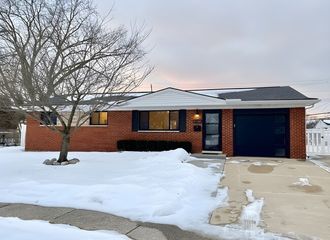 Building Photo - 9768 Lincoln Ct