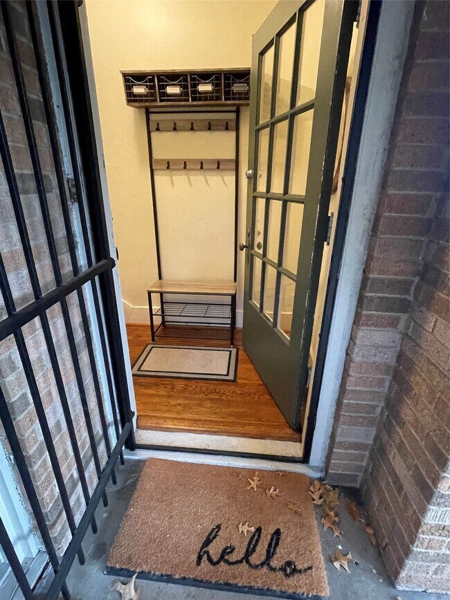 Photo - 1604 Castle Ct