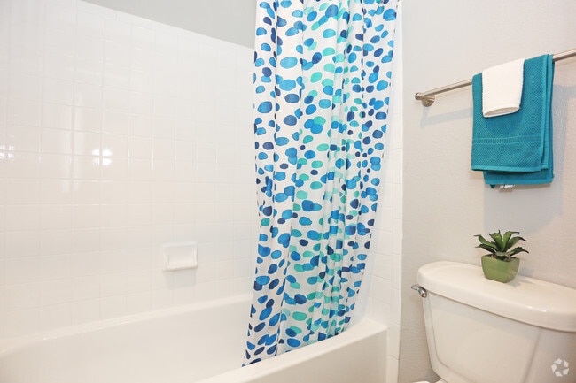 1BR, 1BA - 700 SF