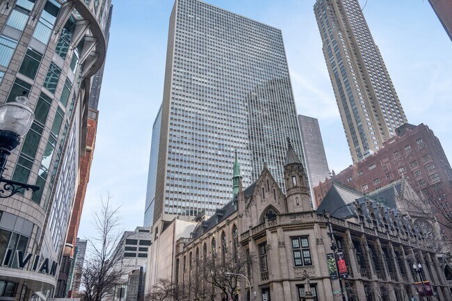 Building Photo - 111 E Chestnut St Unit 20B