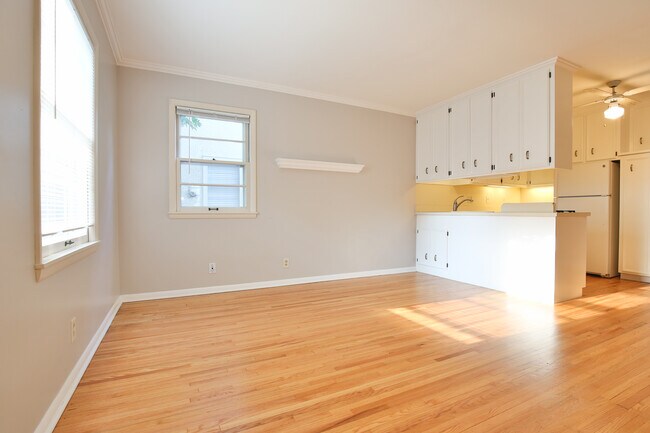 Living Room - 5752 Russell Ave S Unidad 2