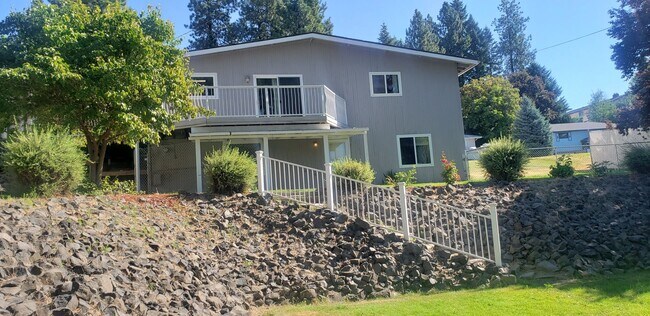 Photo - Beautifully updated 3 bed/ 2 bath house wi...