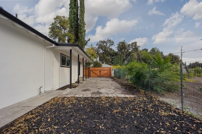 1535 Hobson Ave