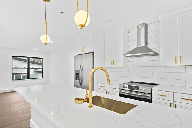 Building Photo - 127 E Cottage St Unit 5