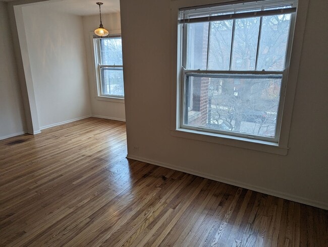 Photo - Updated Very Large 2 BR In Uptown Unidad 4750M-2S