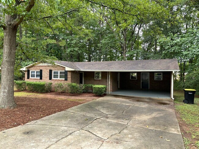 Building Photo - Welcome home! 3 bed, 2 bath, carport for 2...
