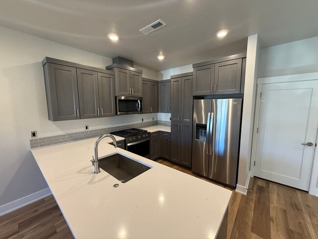 Photo - Petrosa!  3 Bdrm, 2.5 Bath 1450 sq ft Townhouse (end unit), All Appliances, Air Conditioning, DOG...