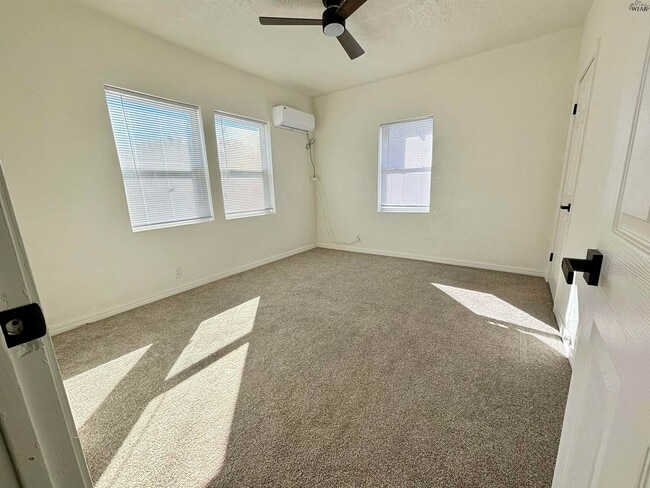 Photo - 1810 Britain St