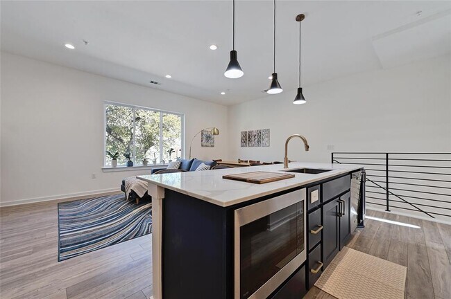 Building Photo - 2804 S 1st St Unit 2106