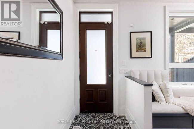 Photo - 221 Crawford St