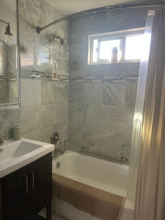 Photo - 731-33 Beryl St Unit 733