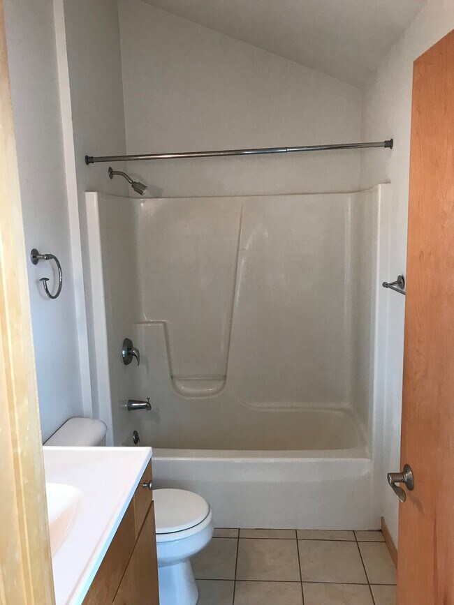 1 of 2 full bathrooms - 18 N Baldwin St Unidad A