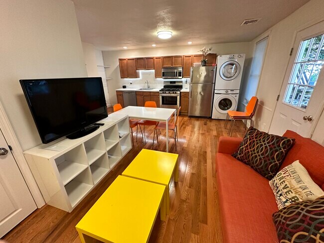 Building Photo - 130 W 8th St Unit 1 Rental