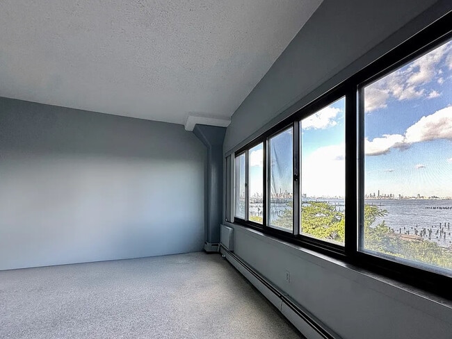 Building Photo - 10 Bay Street Landing